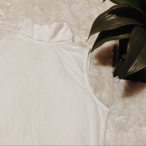 White Shortsleeved Turtle Neck